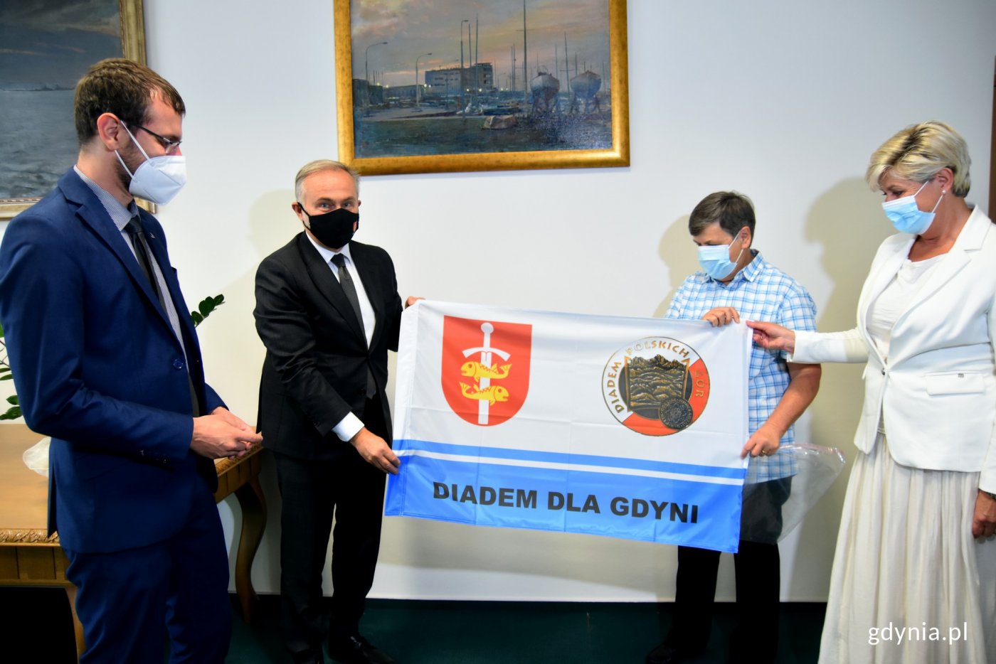 Prezydent wręczył gdyniance pamiątkowy medal „Civitas e Mari”, któremu przyświeca motto „tym którzy odważnie realizują swoje marzenia”. Na zdjęciu od lewej: radny Lechosław Dzierżak, prezydent Wojciech Szczurek, Pani Janina Wielgoszyńska, radna Elżbieta Raczyńska. // fot. Magdalena Czernek.