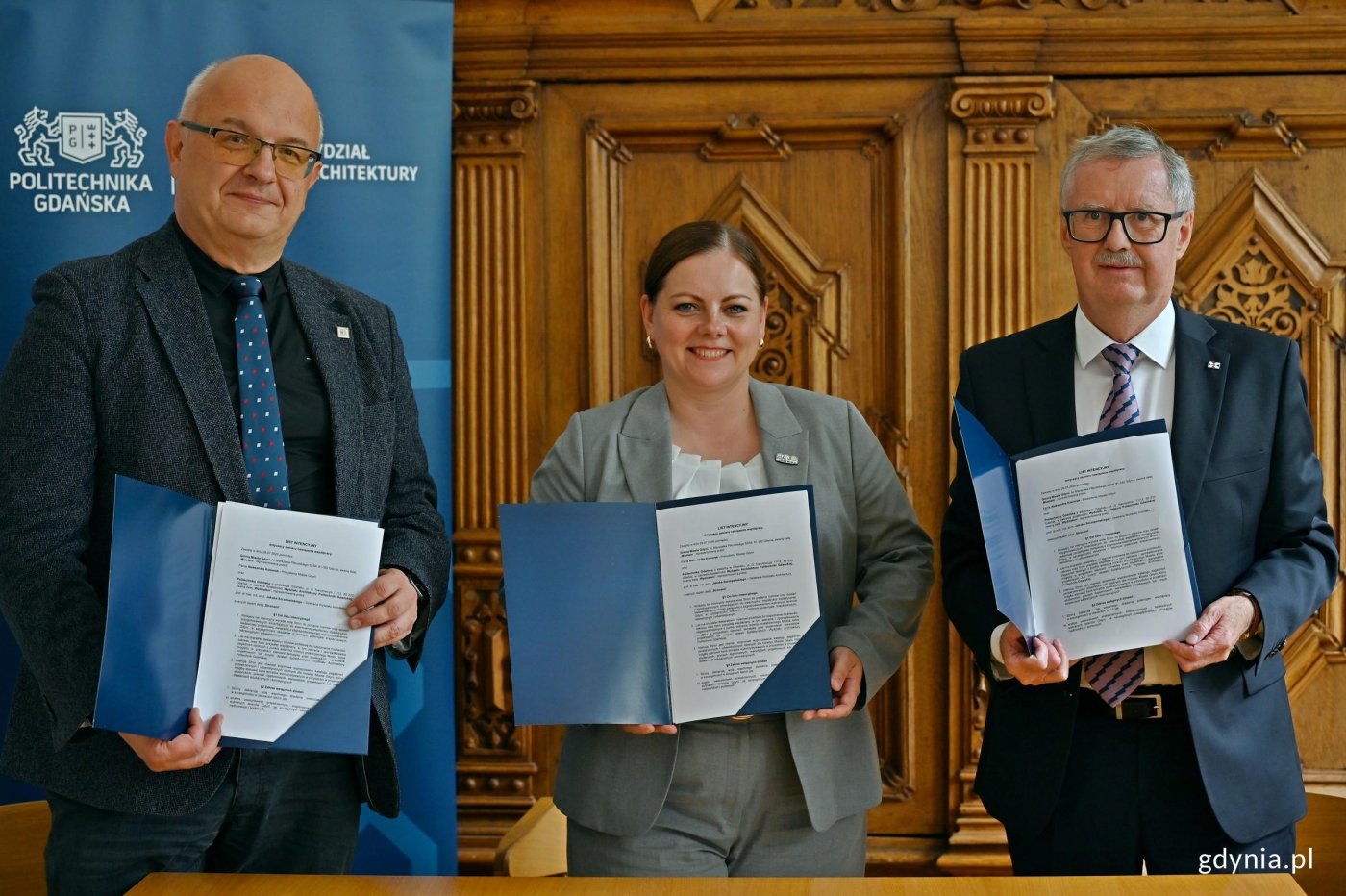 Od lewej: prof. Dariusz Mikielewicz – prorektor ds. nauki Politechniki Gdańskiej, prezydent Gdyni Aleksandra Kosiorek i prof. Jakub Szczepański – dziekan Wydziału Architektury Politechniki Gdańskiej po podpisaniu listu intencyjnego dotyczącego współpracy pomiędzy Gdynią a Politechniką Gdańską (fot. Magdalena Czernek)