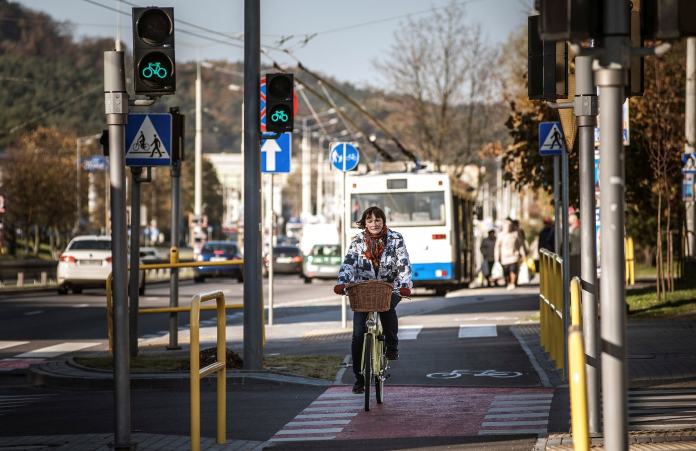 Rower to pojazd. Trzeba poruszać się nim zgodnie z przepisami. Na zdjęciu: kobieta przejeżdżająca na rowerze przez przejazd dla rowerzystów. (fot. arch. UM Gdyni)