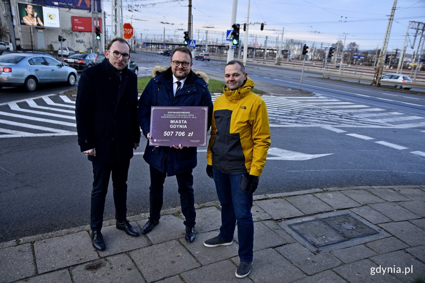 Półmilionowe dofinansowanie na przebudowę skrzyżowania ulic Morskiej i Warszawskiej. Na zdjęciu od lewej: Jakub Ubych, pełnomocnik prezydenta Gdyni ds. dzielnic, Marek Łucyk, wiceprezydent Gdyni ds. rozwoju, Jakub Furkal, pełnomocnik prezydenta Gdyni ds. komunikacji rowerowej // fot. Paweł Kukla