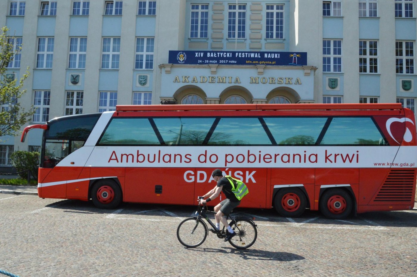 Ambulans do pobierania krwi stanie m.in. przed Akademią Morską w Gdyni // fot. Lechosław Dzierżak