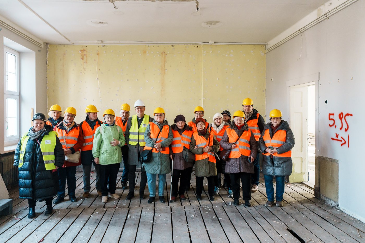 Uczestnicy wizyty na terenie budowy Centrum Nowoczesnego Seniora // fot. Dawid Linkowski