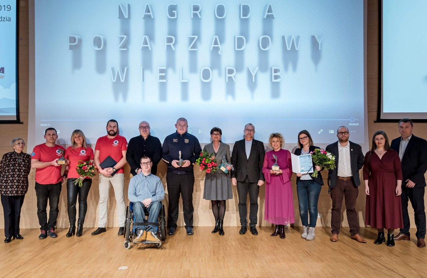 Tegoroczni i ubiegłoroczni laureaci nagród „Srebrnego Śledzia” i „Pozarządowego Wieloryba” podczas Forum Organizacji Pozarządowych. Na zdjęciu z wiceprezydentem Gdyni Michałem Guciem // fot. Tomek Kamiński