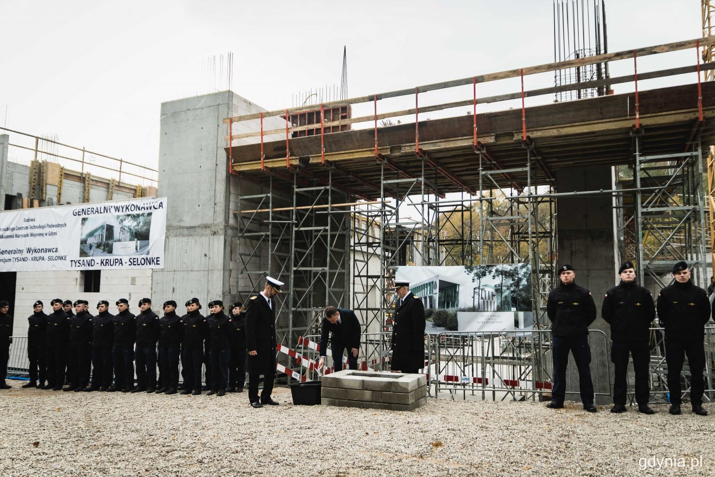 Symboliczny kamień węgielny na placu budowy Akademickiego Centrum Technologii Podwodnych wmurowali rektor-komendant gdyńskiej AMW, kadm. prof. dr hab. Tomasz Szubrycht i Minister Obrony Narodowej Mariusz Błaszczak, fot. Kamil Złoch