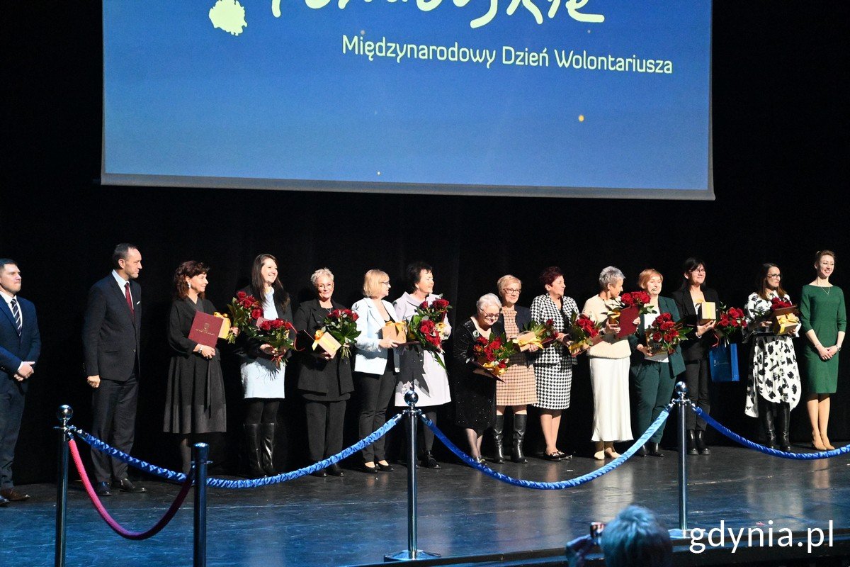Na scenie teatru wyróżnieni wolontariusze oraz m.in. marszałek woj, pomorskiego Struk i Agnieszka Kapała-Sokalska, członkini zarządu województwa pomorskiego. Fot. Magdalena Śliżewska