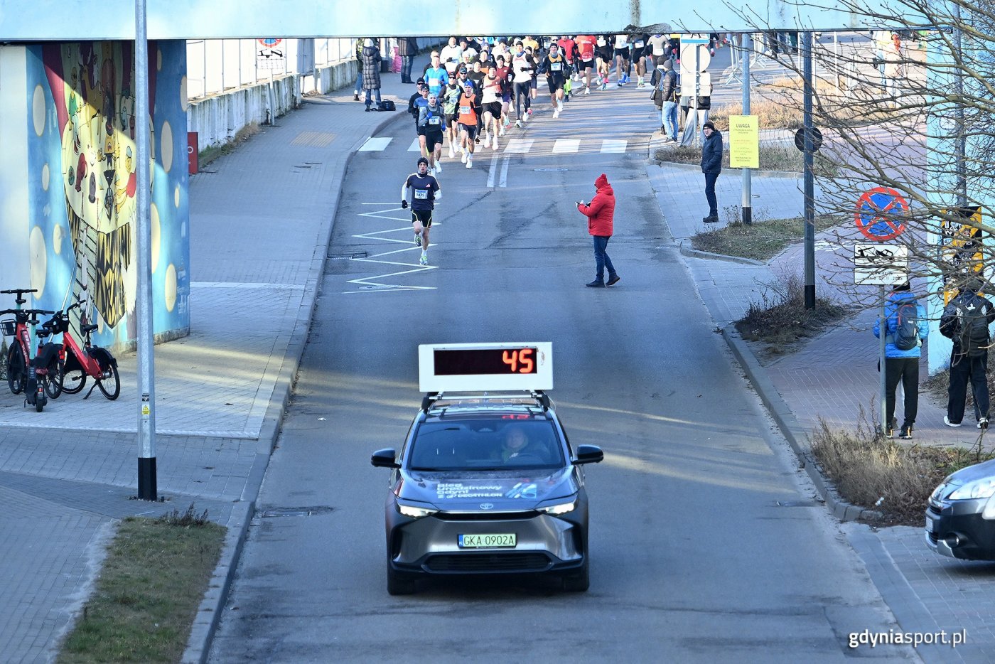 Pilot prowadzący uczestników biegu ulicznego w Gdyni (fot. gdyniasport.pl)