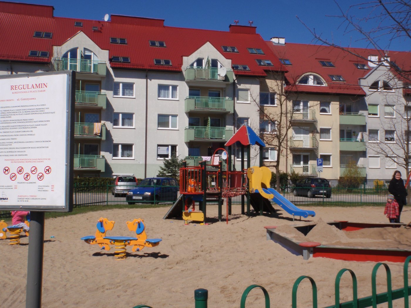 Plac zabaw przy ul. Gorczycowej, sprzęty zabawowe, blok mieszkalny