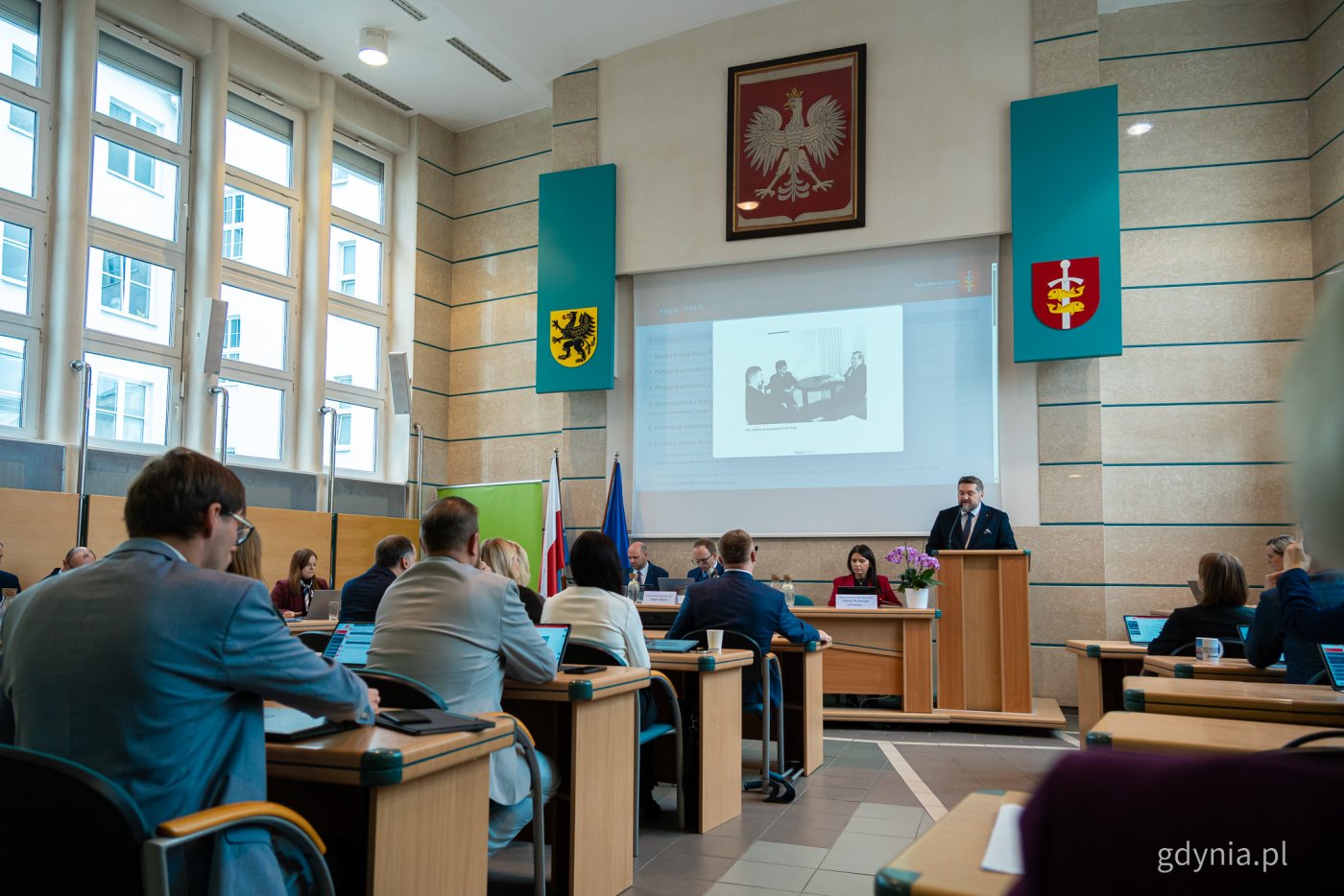 XXIII sesja Rady Miasta Gdyni. Na mównicy Tadeusz Szemiot, przewodniczący RMG (fot. Kamil Złoch)