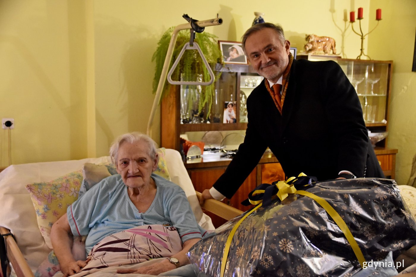 Świąteczna Akcja Faktu i kolejne spełnione marzenie. Na zdjęciu: Wojciech Szczurek, prezydent Gdyni i pani Irena, seniorka, mieszkanka Gdyni // fot. Paweł Kukla
