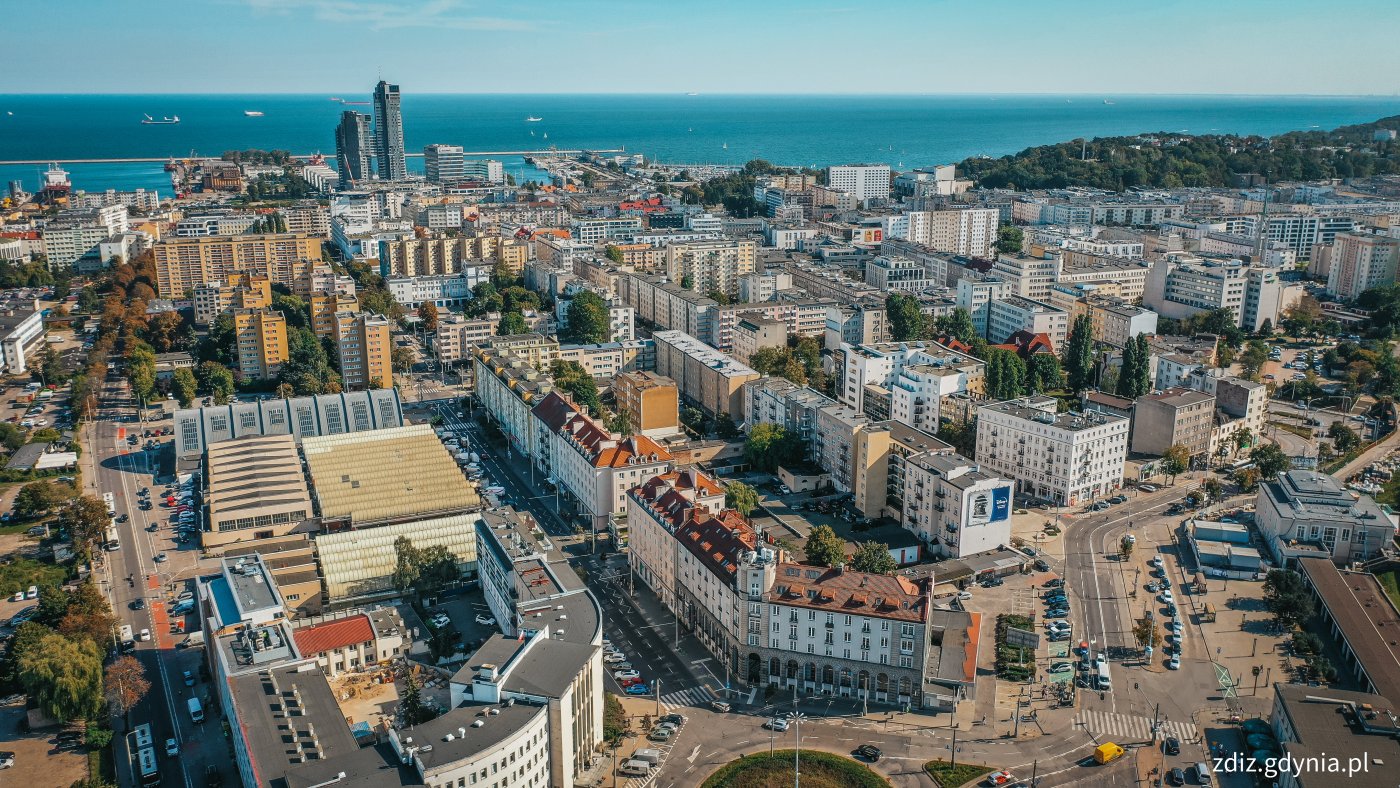 zdjęcie Gdyni z góry, ruch uliczny, miasto, budynki i morze w tle
