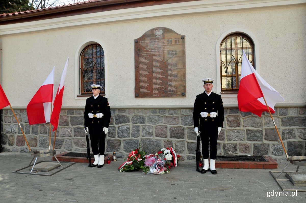 Posterunek honorowy przy tablicy upamiętniającej ofiary katastrofy smoleńskiej. Zdjęcie archiwalne // fot. Paweł Kukla
