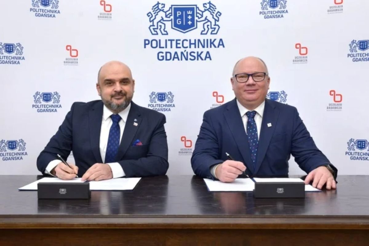Politechnika Gdańska i RADMOR łączą siły. Na zdjęciu od prawej prof. Krzysztof Wilde, Rektor Politechniki Gdańskiej oraz Bartłomiej Zając, prezes spółki RADMOR fot. Krzysztof Krzempek/PG
