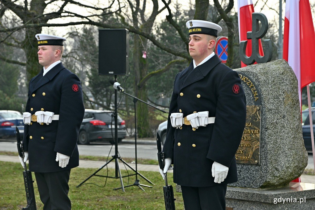 Posterunek honorowy przy pomniku Armii Krajowej na skwerze Kościuszki podczas uroczystości z okazji 82. rocznicy utworzenia AK (fot. Magdalena Czernek)