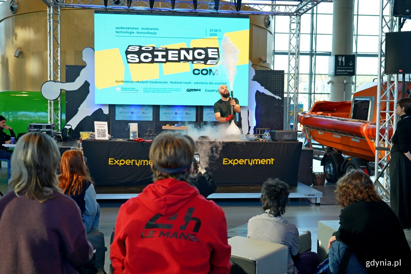 Podczas ScienceCom uczniowie z pomorskich szkół mogą m.in. zobaczyć ciekawe eksperymenty naukowe (fot. Magdalena Czernek) 