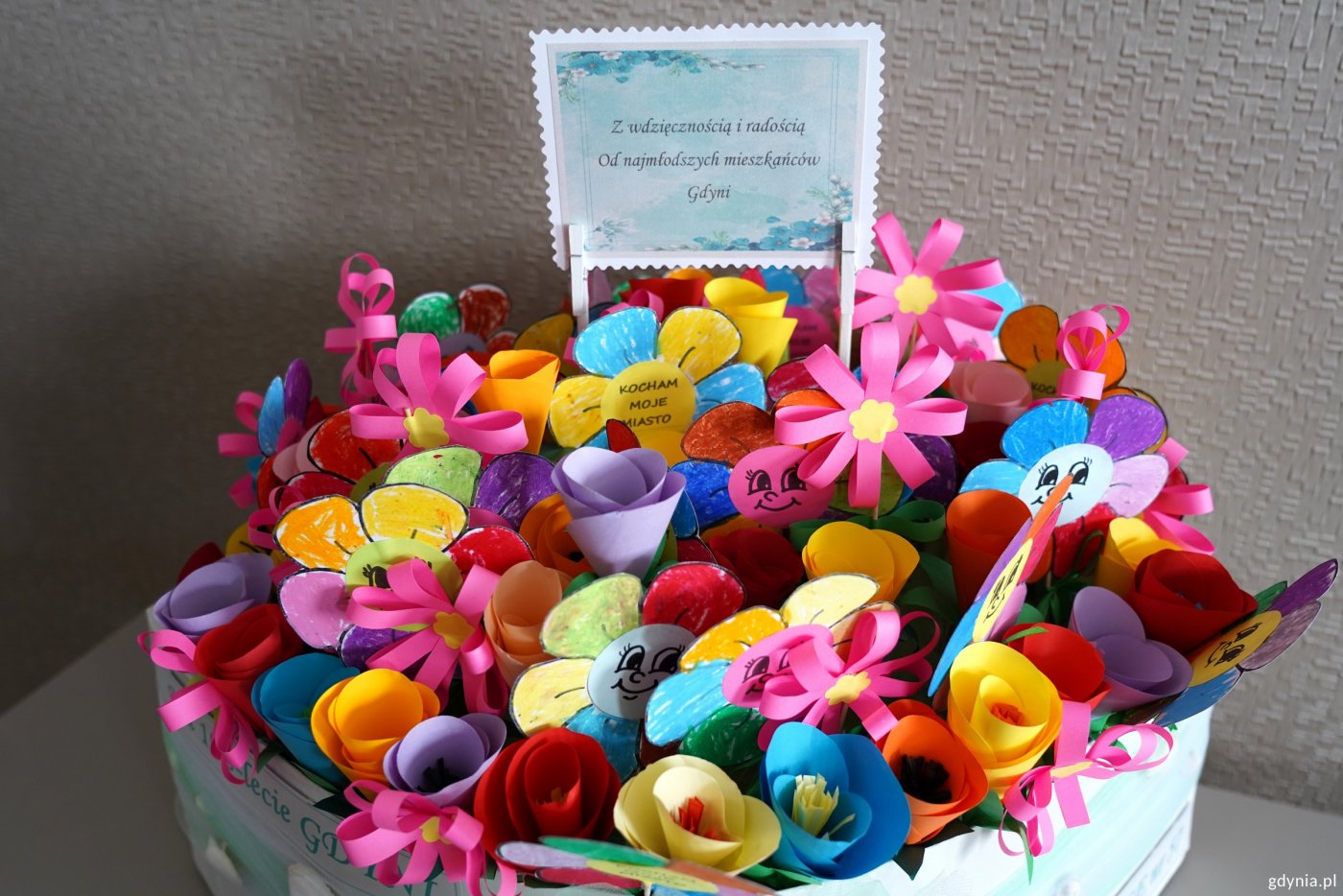 „Z wdzięcznością i radością od najmłodszych mieszkańców Gdyni”. Bukiet od dzieci z Przedszkola nr 57 (fot. Magda Śliżewska)