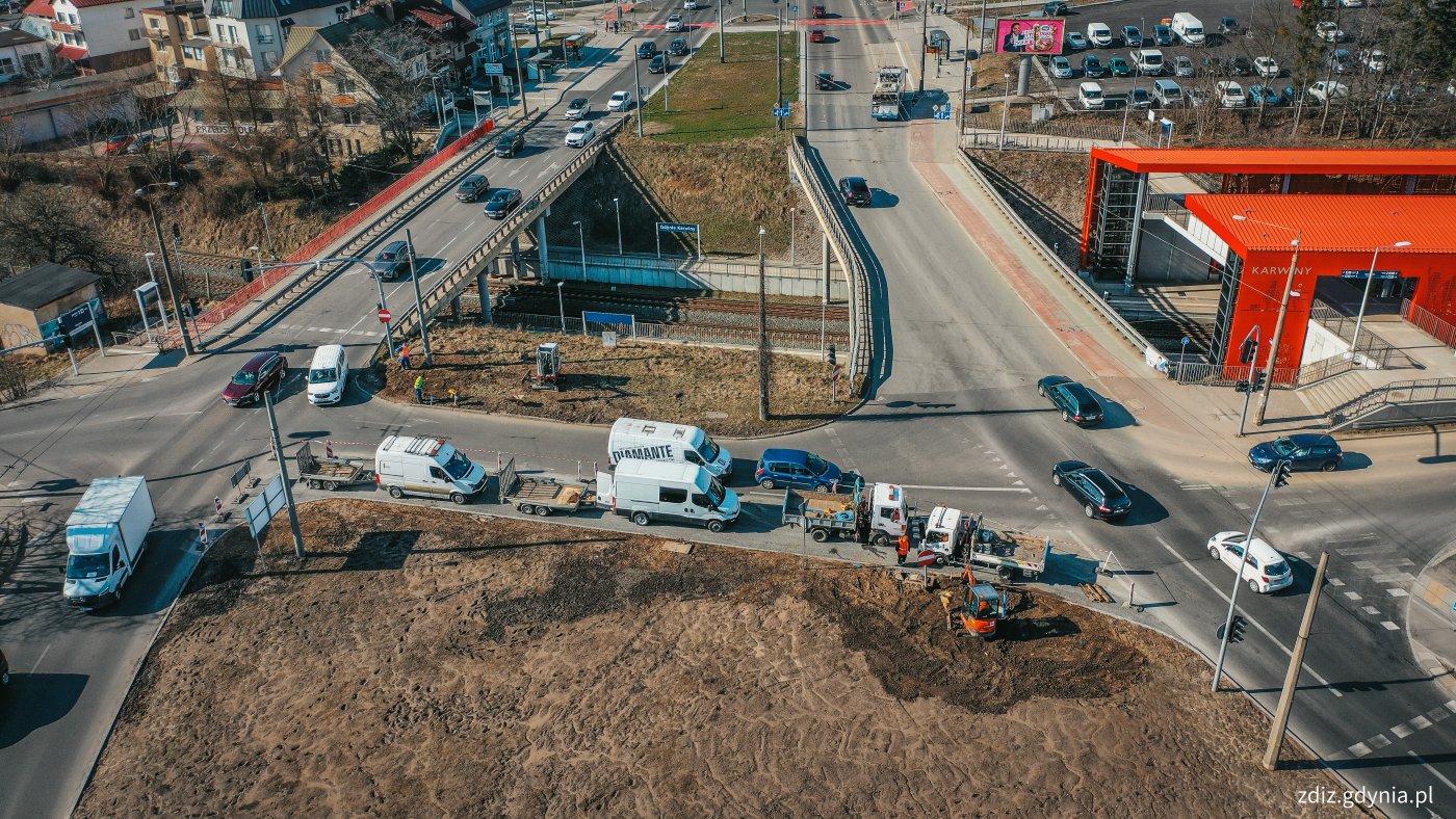 widok z góry na ulicę, widoczne roboty drogowe, ruch uliczny