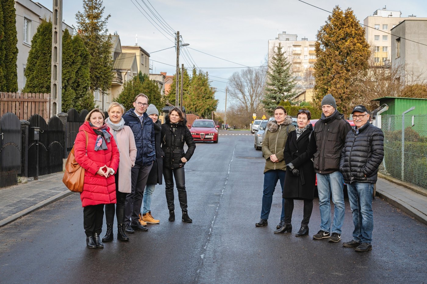 Przedstawiciele Rady Dzielnicy Witomino, pracownicy ZDiZ w Gdyni, Jakub Ubych- Pełnomocnik Prezydenta Gdyni ds. Dzielnic na wyremontowanej ulicy Niskiej/ fot. Dzielnice#wGdyni