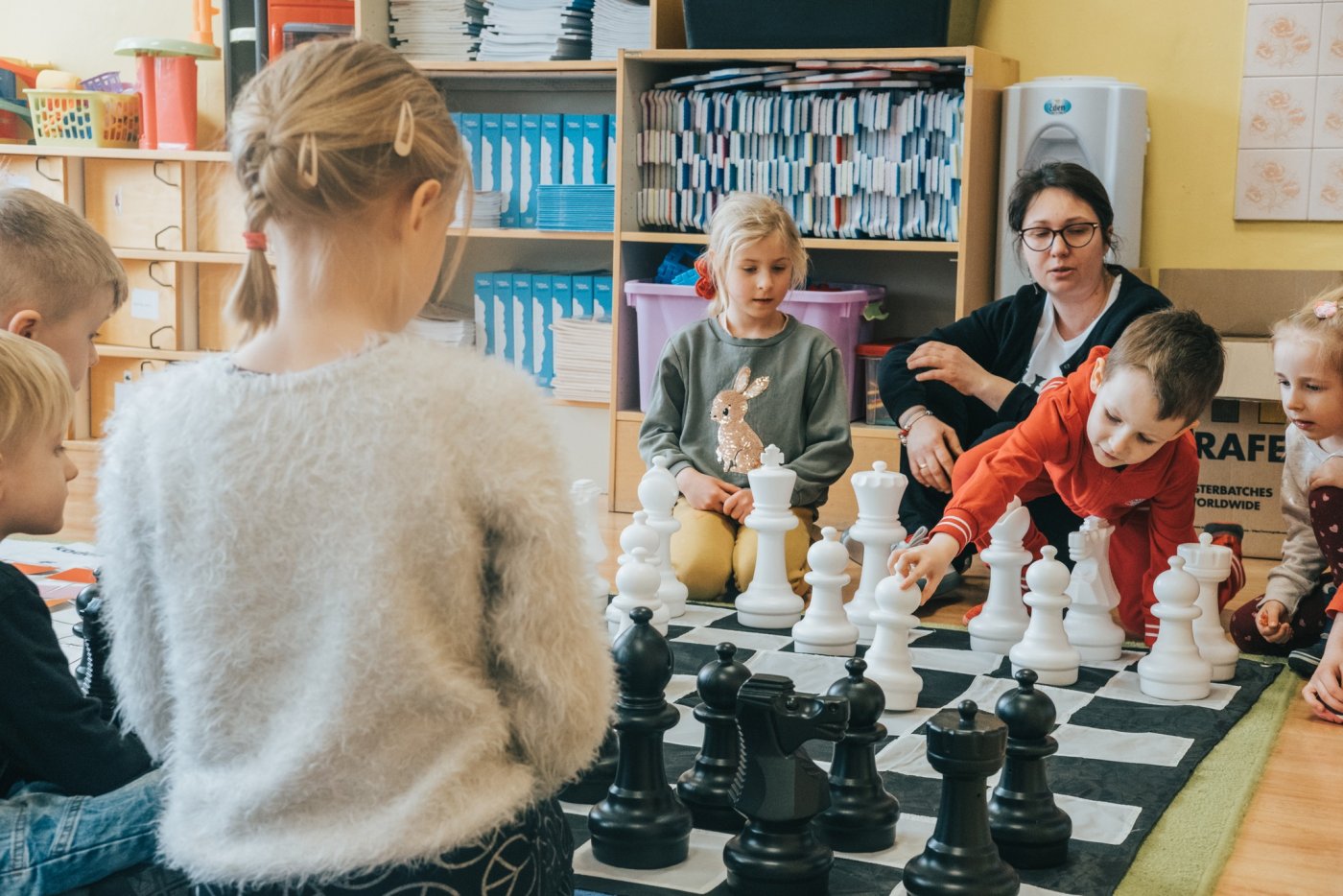 Dzieci i gigantyczne szachy