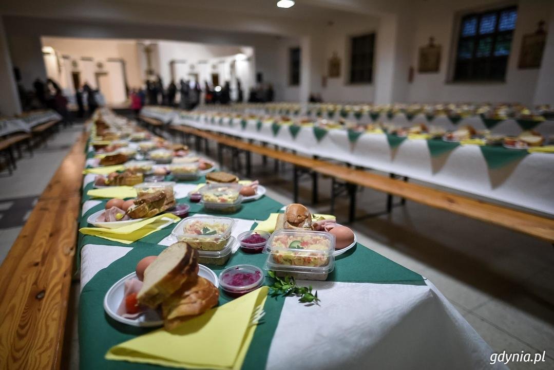 Wielkanocne śniadanie w Gdyni to okazja dla osób samotnych i bezdomnych na spotkanie przy świątecznym stole, fot. Dawid Linkowski