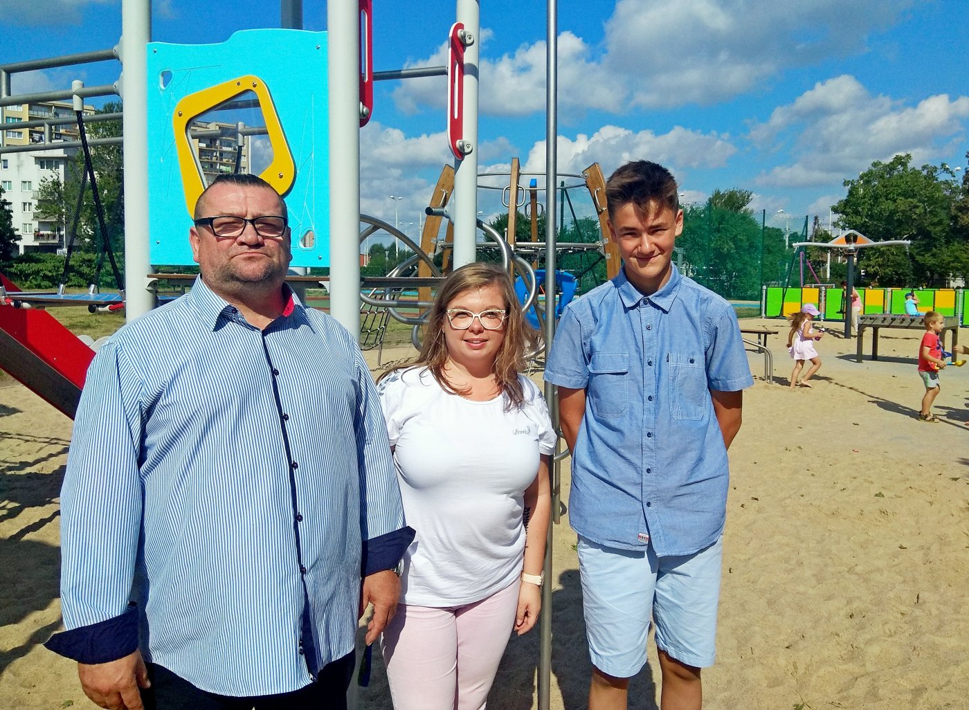 Autor projektu, 11-letni Staś Korycki (z prawej) z dyrektorem szkoły, Aleksandrem Kuźminem i Karoliną Barylla-Borawską