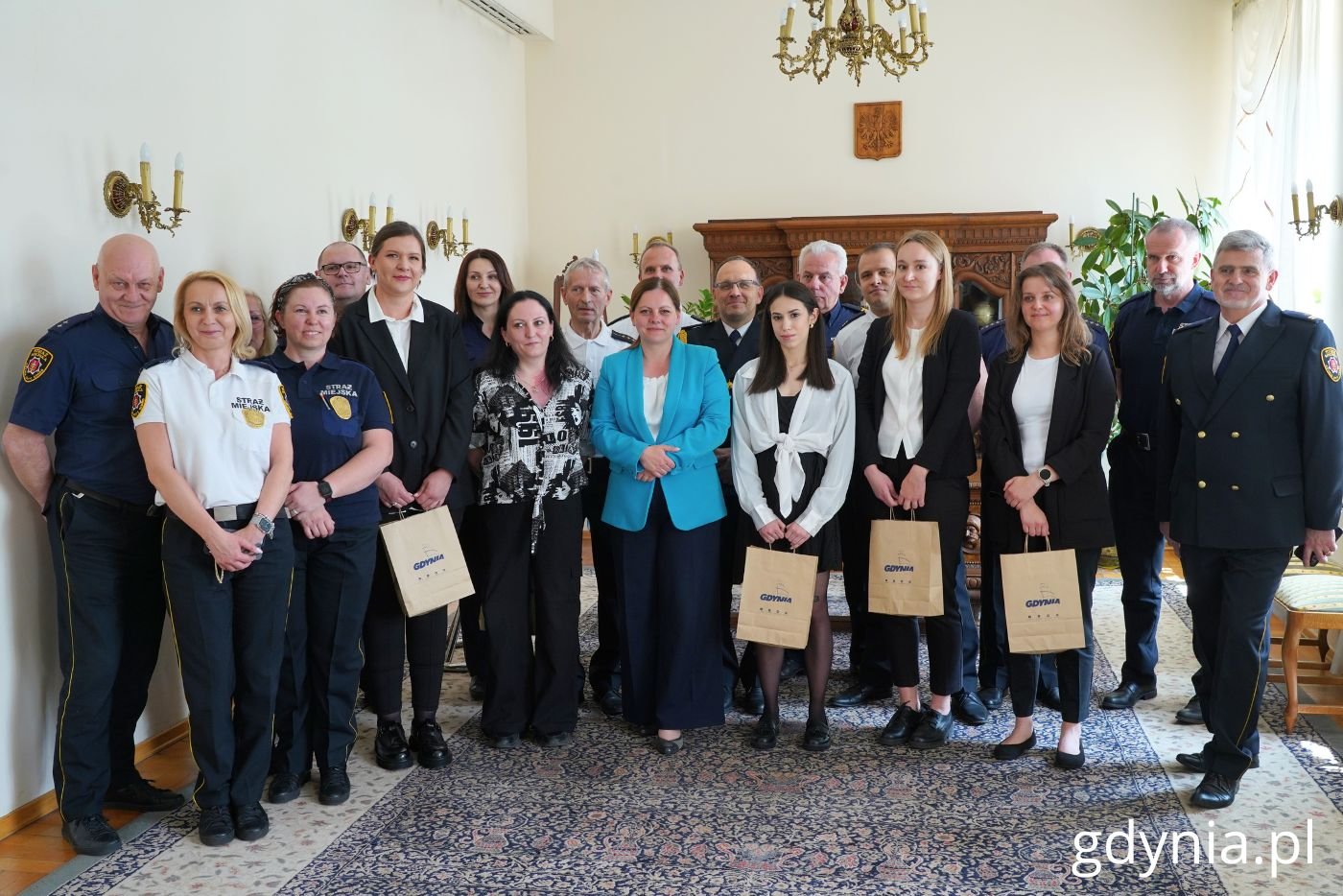 Na zdjęciu: prezydent Gdyni Aleksandra Kosiorek, komendant Straży Miejskiej Andrzej Bień wraz z funkcjonariuszami Straży Miejskiej (fot. Magdalena Starnawska)