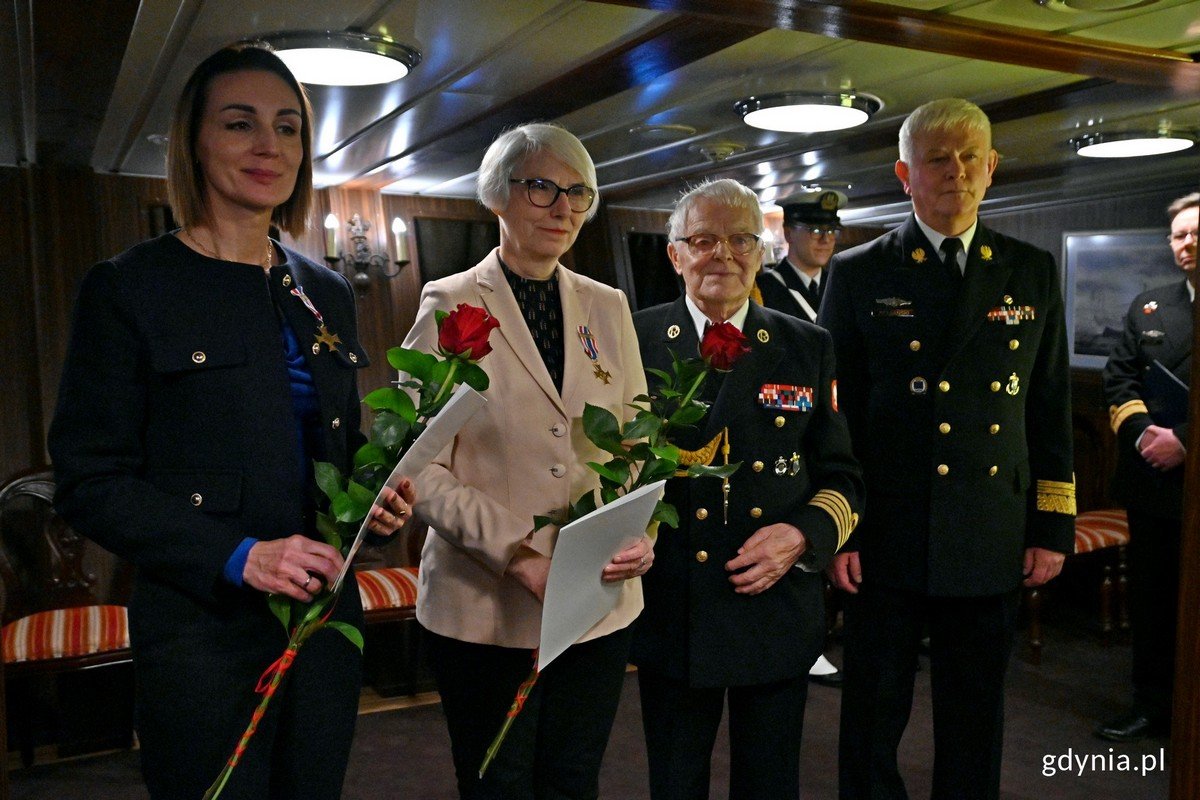 Beata Rutkiewicz - wojewoda pomorska i Joanna Zielińska - przewodnicząca Rady Miasta Gdyni ze Złotym Krzyżem 80. Rocznicy Utworzenia Armii Krajowej . Obok nich: Tomasz Kuplicki, wiceprezes okręgu pomorskiego Światowego Związku Żołnierzy Armii Krajowej (fot. Magdalena Czernek)