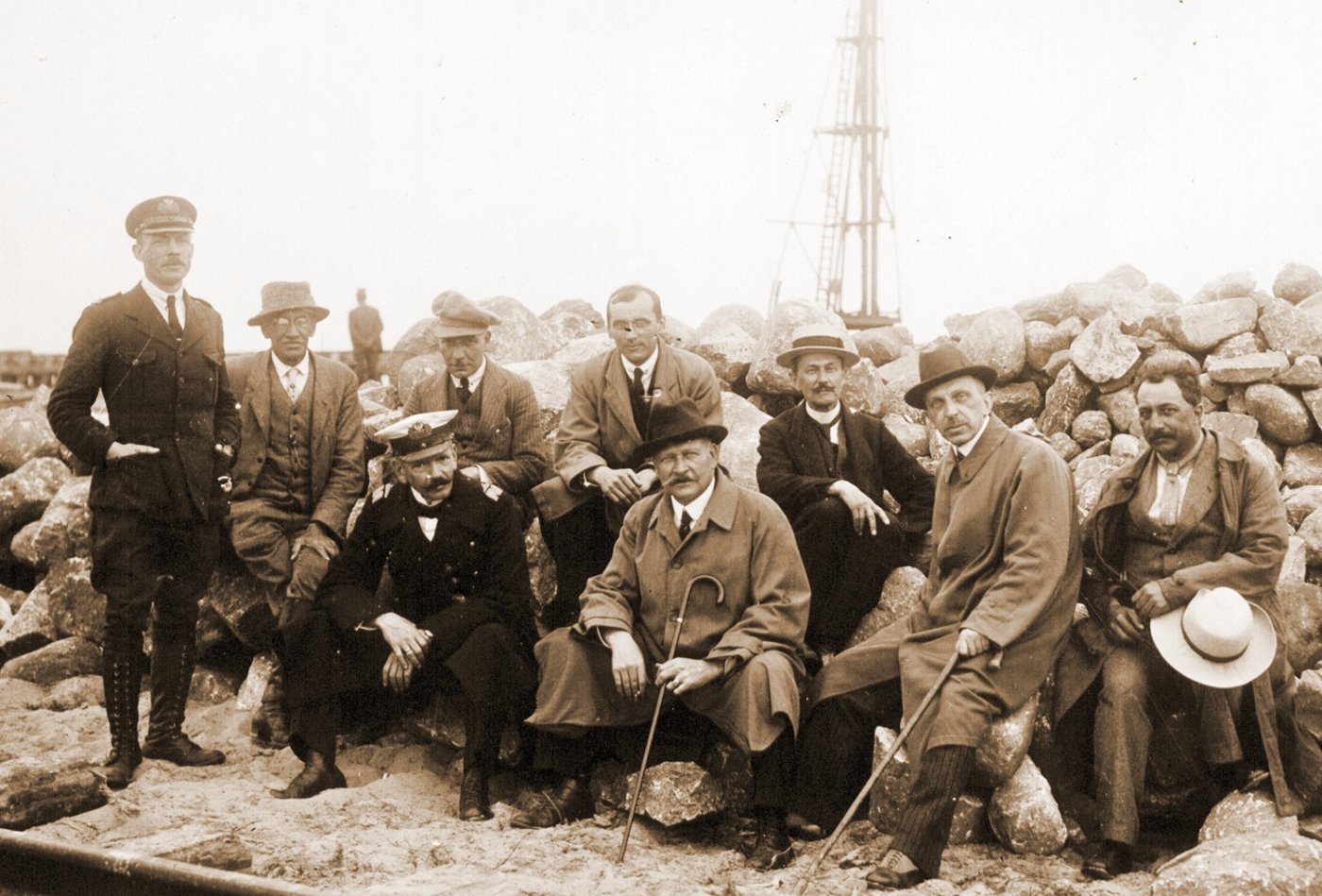 Tadeusz Wenda z pracownikami portu w 1921 r., fot. Port Gdynia/ Facebook. 