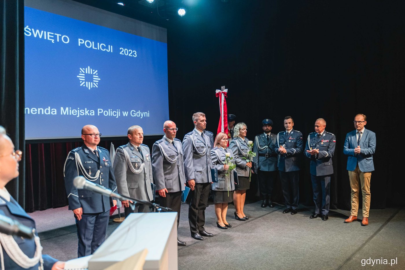 Przy okazji policyjnego święta kilkoro policjantów odebrało też nagrody przyznane przez prezydenta Gdyni - samorządowe wyróżnienia za wzorową służbę na rzecz mieszkańców wręczył w imieniu Wojciecha Szczurka wiceprzewodniczący Rady Miasta Gdyni, Jakub Ubych (na zdj. pierwszy z prawej), fot. Kamil Złoch