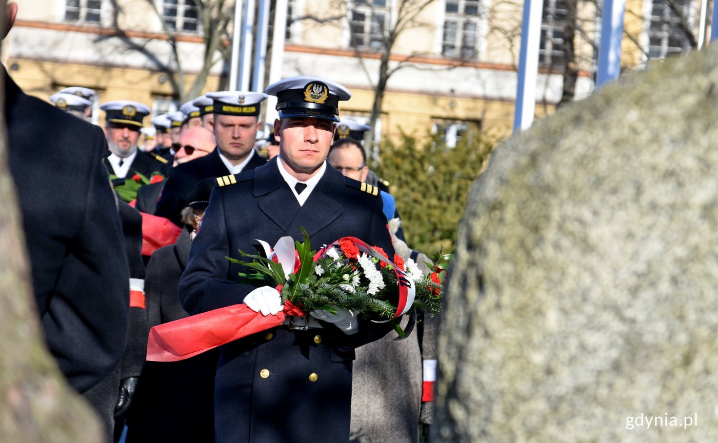 Podczas uroczystości złożono symboliczne kwiaty pod pomnikiem Armii Krajowej, fot. Kamil Złoch