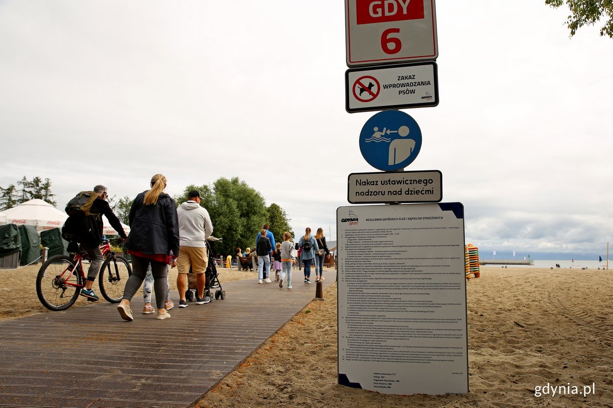 Aby bezpiecznie i przyjemnie korzystać z uroków plaży, należy zapoznać sie z regulaminem, udostępnionym przy wejściach na kąpieliska. Fot. Przemysław Kozłowski