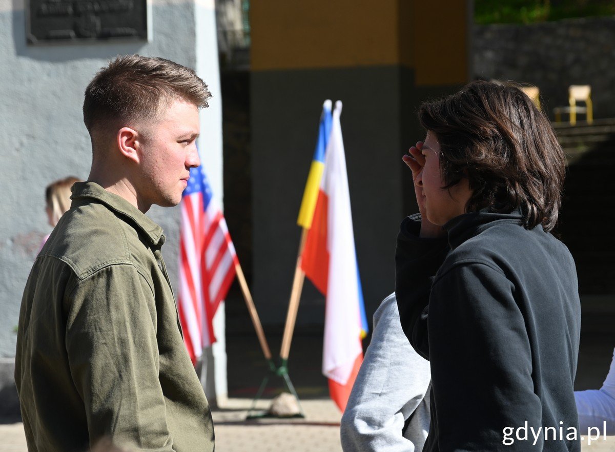 Na zdj. (od lewej): amerykański marynarz z uczniem Szkoły Podstawowej nr 26 w Gdyni przed budynkiem szkoły. W tle trzy flagi: polska, ukraińska i amerykańska. Fot. Magda Śliżewska