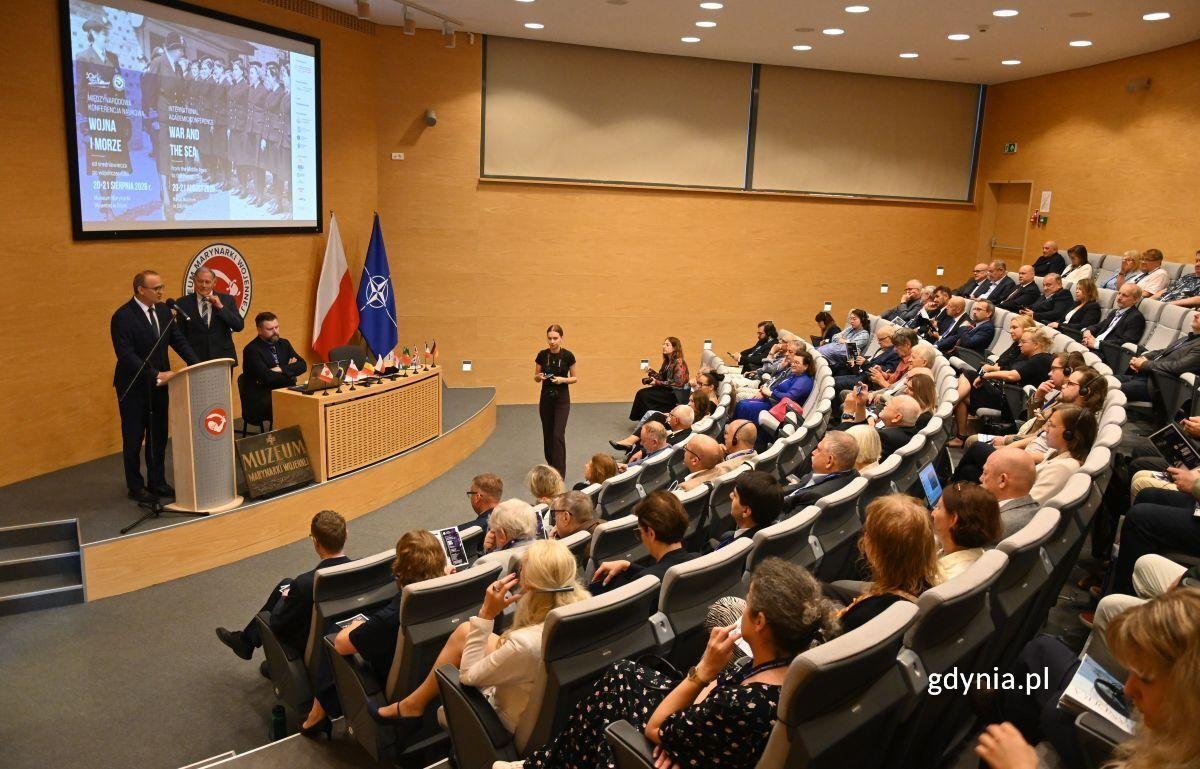 W czwartek, 20 sierpnia w głównej auli Muzeum Marynarki Wojennej w Gdyni zainaugurowano 8. edycję Międzynarodowej Konferencji Naukowej, w tym roku pod hasłem „Wojna i Morze