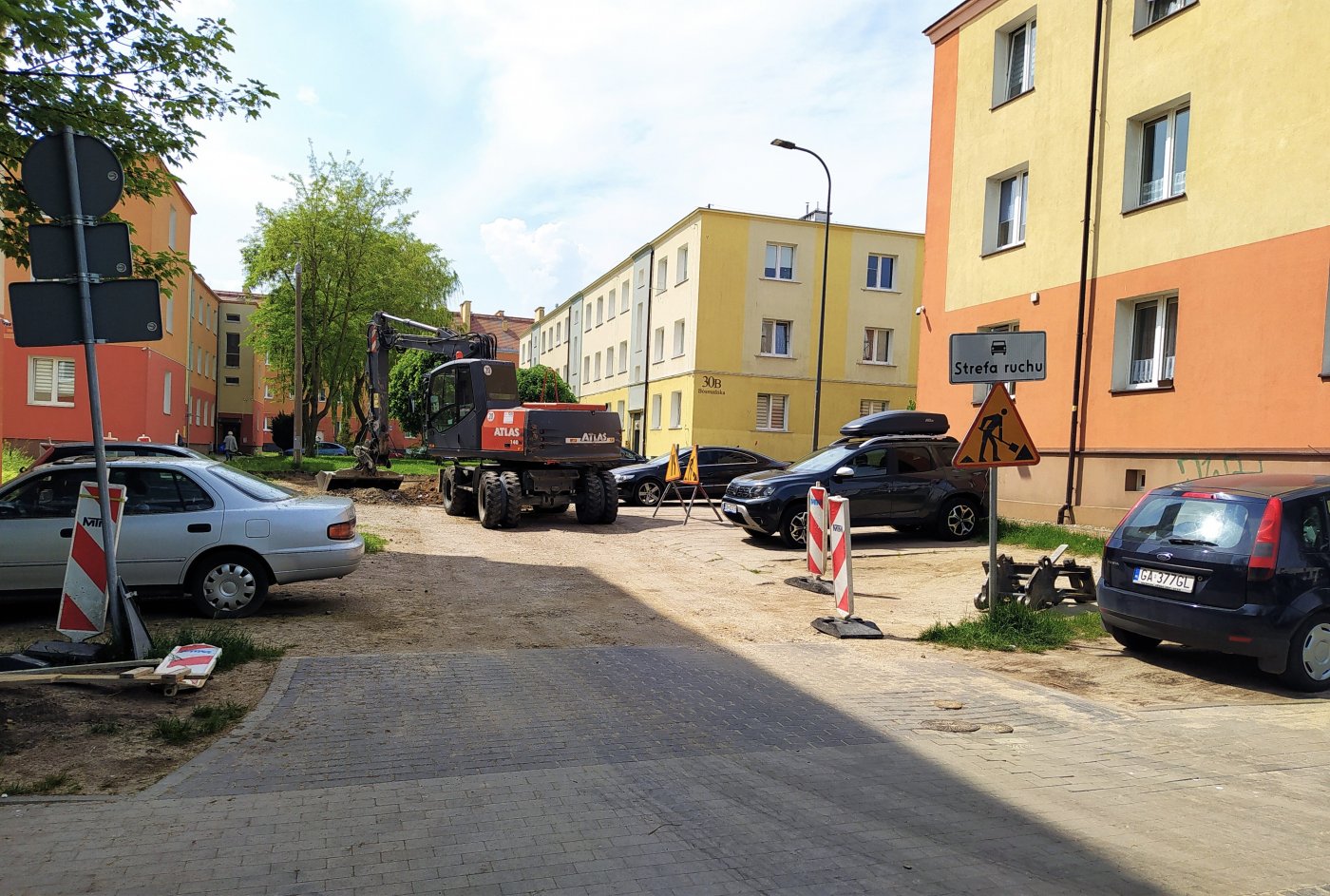 Trwa wymiana nawierzchni na parkingu przy ul. Godebskiego