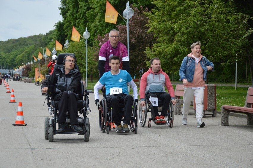 Osoby na wózkach inwalidzkich w trakcie zawodów sportowych.