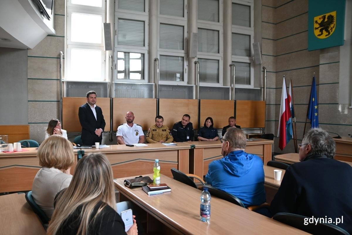 Na pytania działkowców odpowiadali przedstawiciele służb mundurowych. (fot. Łukasz Kamasz)