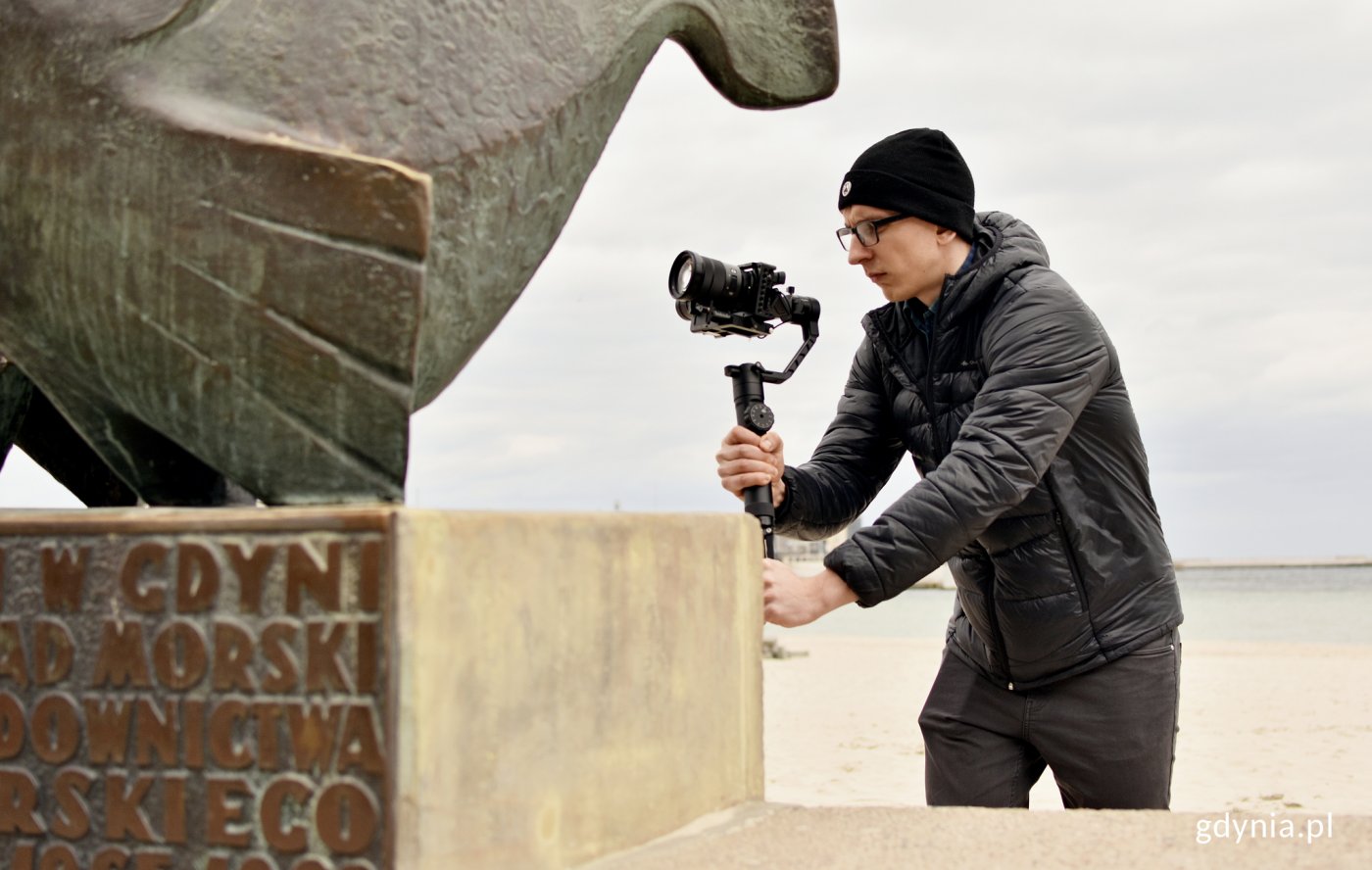 Piotr Woźniak, autor viralowego filmu o Gdyni dopiero rozpoczyna działalność związaną z filmowaniem, fot. Kamil Złoch