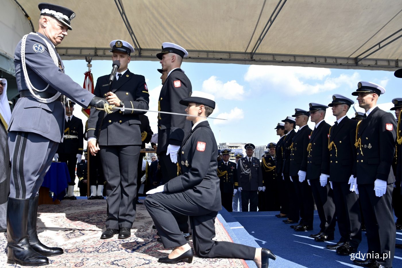 Tegoroczni absolwenci Akademii Marynarki Wojennej otrzymują promocję na pierwszy stopień oficerski // fot. Magdalena Czernek