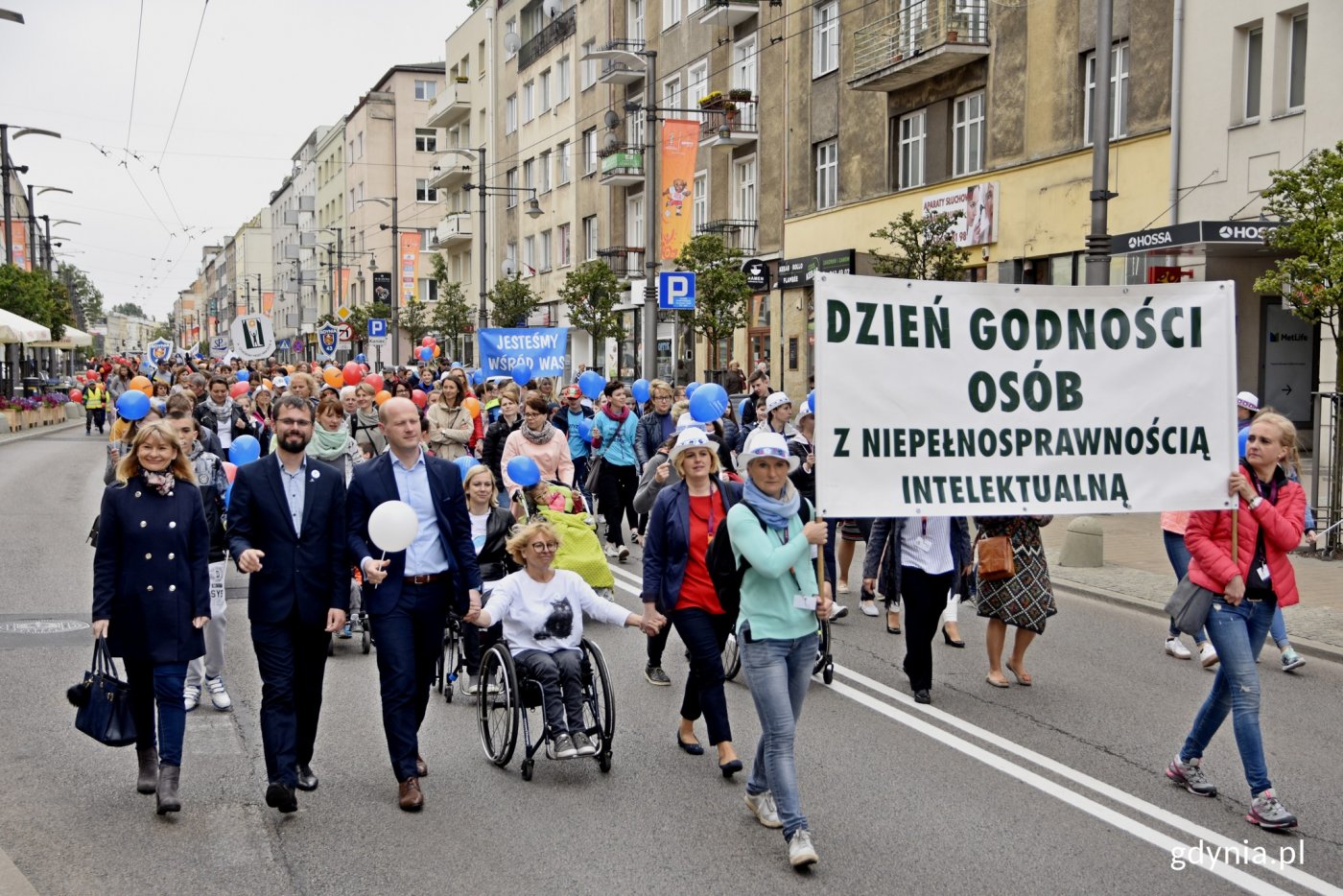 Ulicami Gdyni przeszedł Marsz Godności Osób z Niepełnosprawnością Intelektualną. Uczestniczyli w nim m.in. wiceprezydent Gdyni Bartosz Bartoszewicz, Beata Wachowiak-Zwara - pełnomocnik prezydenta Gdyni ds. osób z niepełnosprawnością, radny miasta Lechosław Dzierżak i pracownicy Biura Pełnomocnika Prezydenta ds.Osób z Niepełnosprawnością // fot. Paweł Kukla