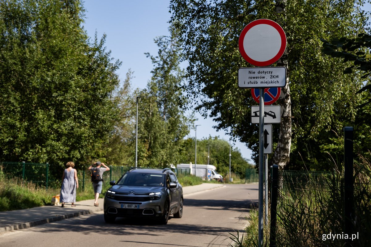 Zablokowana pętla autobusowa przy plaży na Babich Dołach to wina kierowców, którzy ignorują zakaz wjazdu - problem nasila się w szczycie sezonu turystycznego, fot. Przemysław Kozłowski