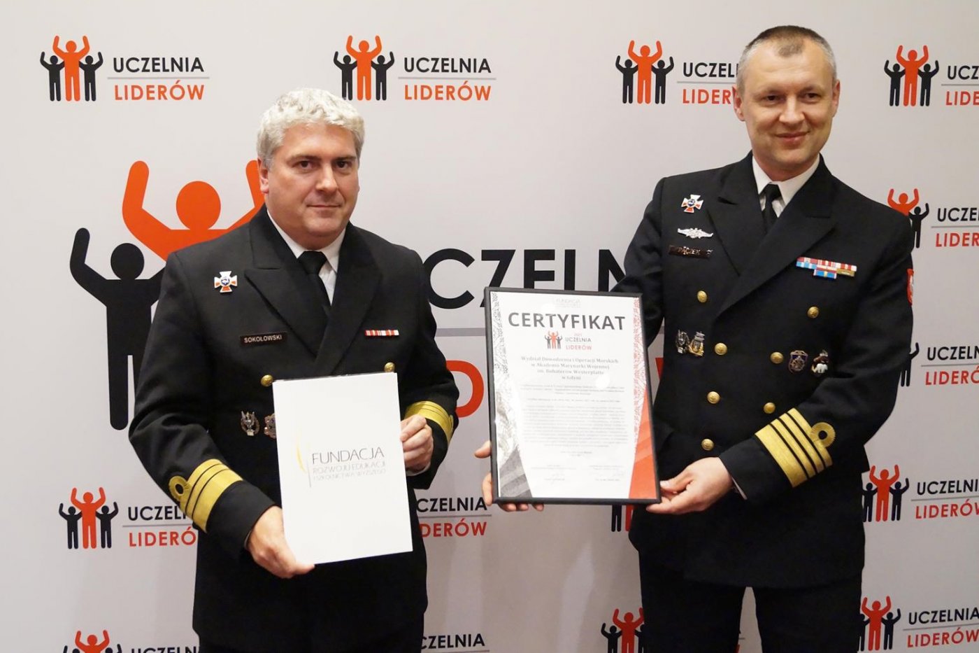 Kmdr por. dr Wojciech Sokołowski, prodziekan ds. kształcenia, studenckich i doktorantów i kmdr dr hab. Bartłomiej Pączek, prof. AMW, dziekan Wydziału Dowodzenia i Operacji Morskich Akademii Marynarki Wojennej. Źródło: amw.gdynia.pl