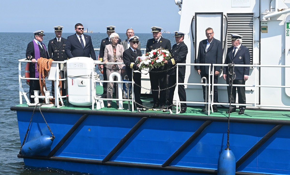 W samo południe z basenu Prezydenta na statku wyruszyła reprezentacja ludzi morza i urzędników. Na wodach Zatoki Gdańskiej złożyli symboliczny hołd tym, co odeszli na wieczną wachtę. Fot. Zygmunt Gołąb 
