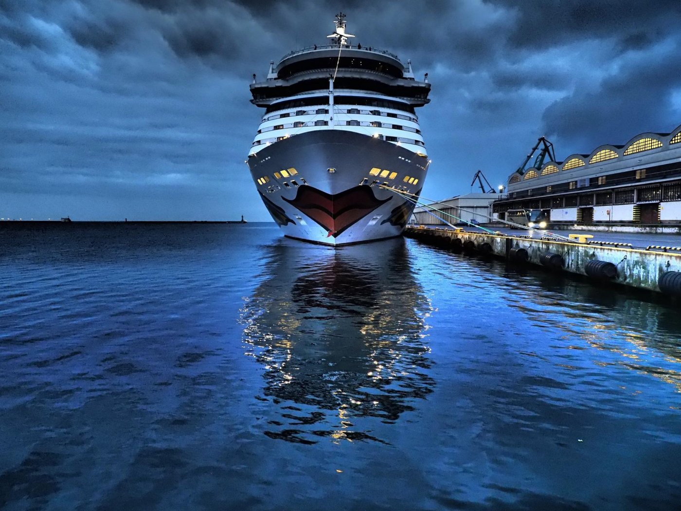 Charakterystyczne malowanie wycieczkowców z grupy AIDA Cruises  (fot. Witold Tylec z facebookowej grupy Gdynia w obiektywie)