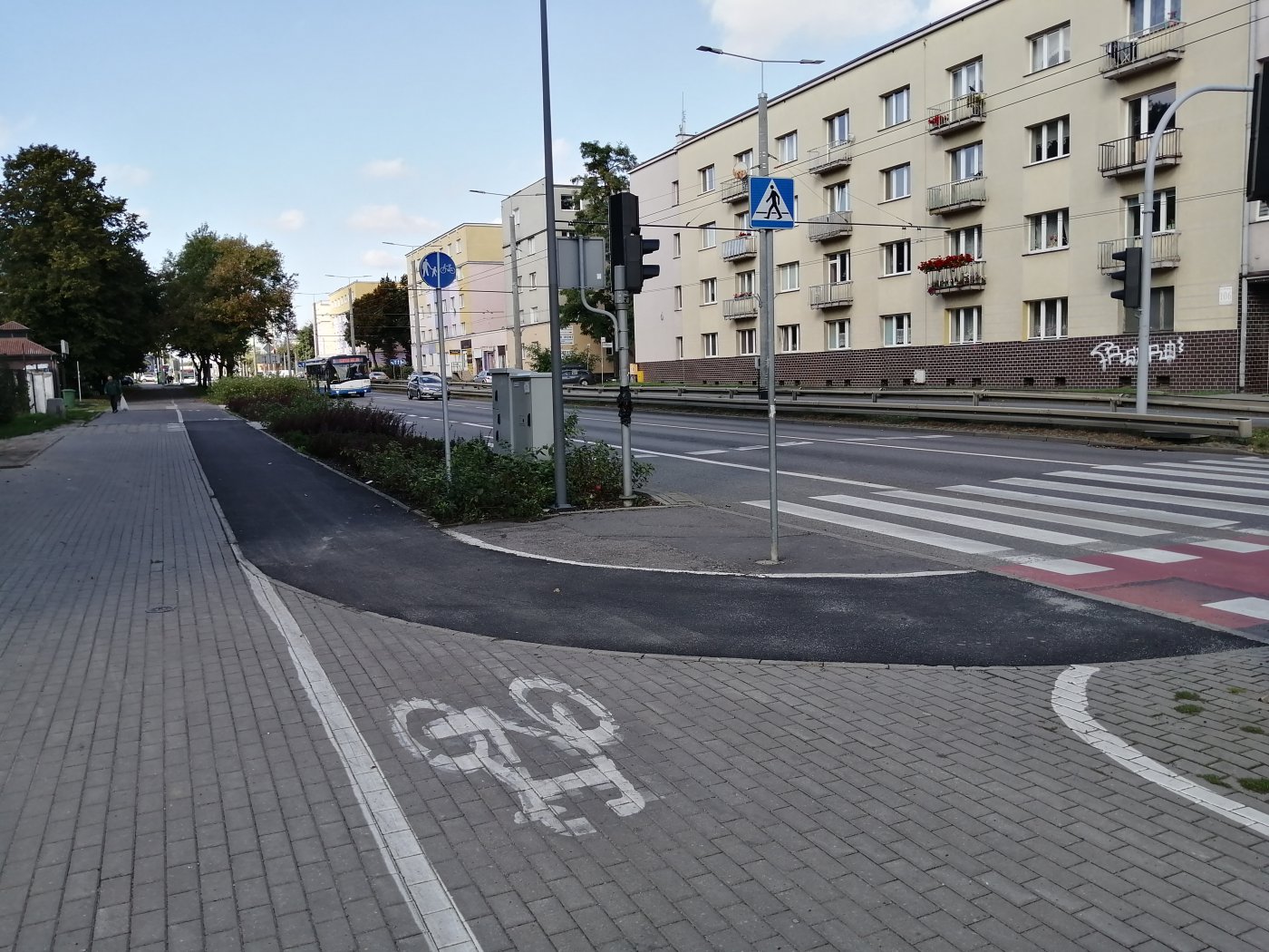 Nowa nawierzchnia trasy rowerowej z białym znakiem roweru // fot. ZDiZ