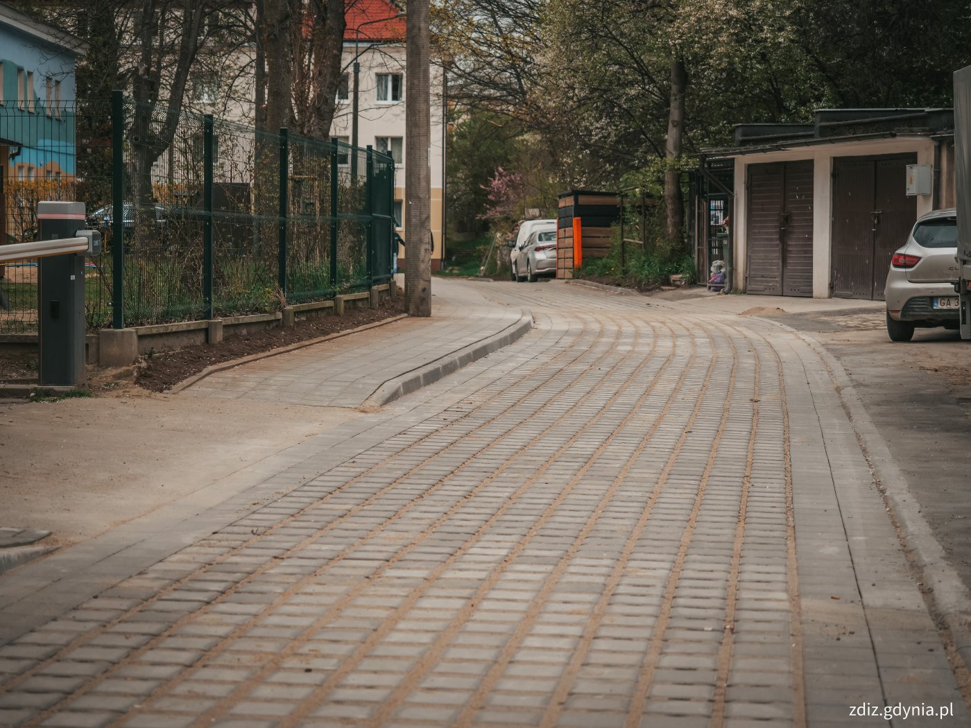 nowa nawierzchnia ulicy z kostki betonowej oraz nowa nawierzchnia chodnika
