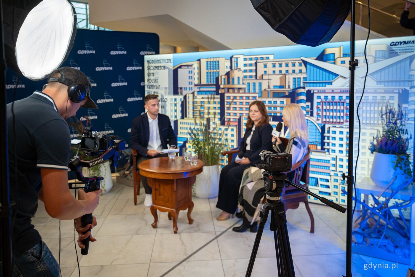 Pierwsza z rozmów w tegorocznym, festiwalowym studio „Gdynia Filmowa” – o tegorocznej edycji i obecności festiwalu w Gdyni opowiadały prezydent Gdyni Aleksandra Kosiorek (w środku) oraz dyrektorka artystyczna FPFF Joanna Łapińska ( z prawej) (fot. Magdalena Śliżewska)