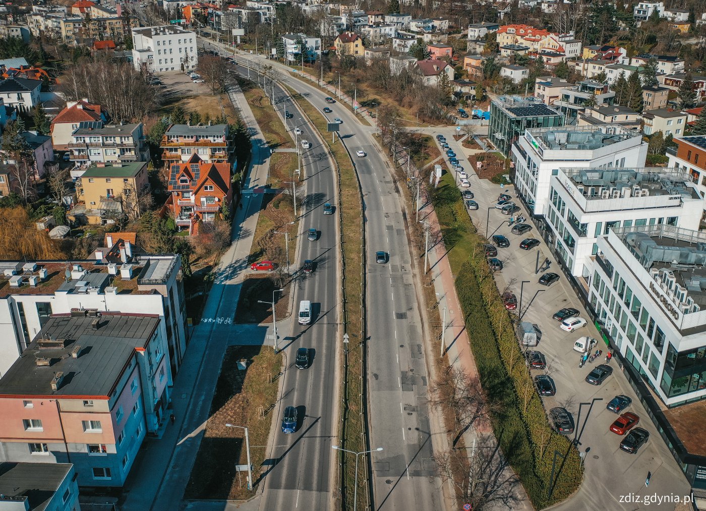 ulica widziana z góry, widoczne oznakowane jezdnie, ruch uliczny