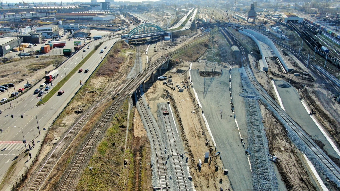 Kolejowa infrastruktura tuż obok ul. Janka Wiśniewskiego - to tutaj trwa rozbudowa, która ułatwi pociągom dostęp do Portu Gdynia, fot. Szymon Danielek / PKP PLK