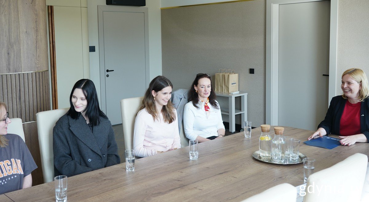 Laureatki konkursu Washington Business Week: Marta Rakiel i Julianna Jung w towarzystwie wiceprezydentki Oktawii Gorzeńskiej i bliskich (fot. Magda Śliżewska)