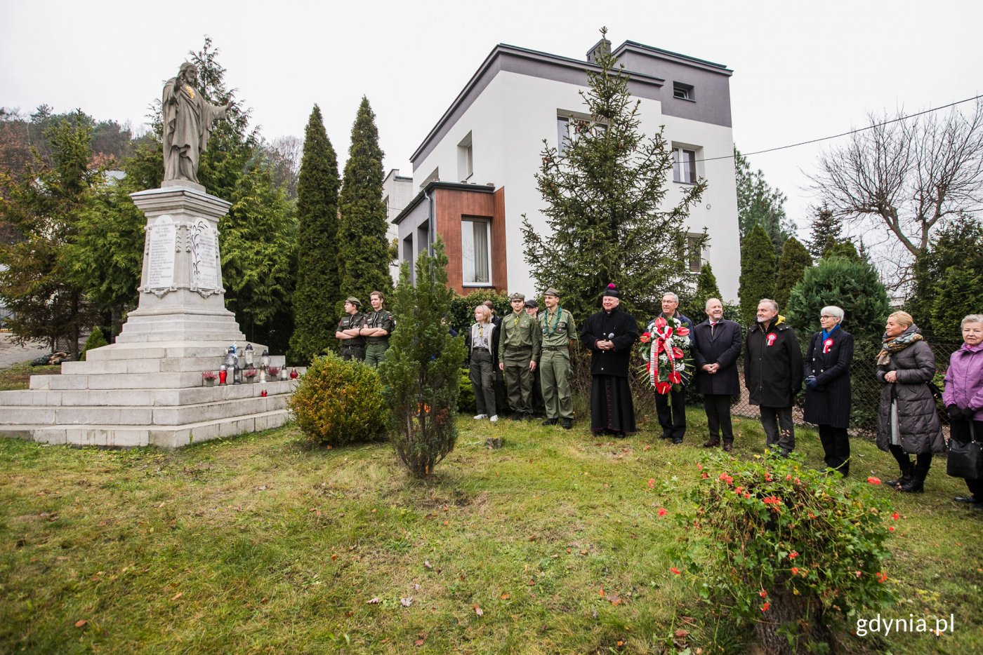 Z okazji Święta Niepodległości przy pomniku Ofiar I Wojny Światowej odbyła się symboliczna uroczystość, w której uczestniczyli m.in. gdyńscy samorządowcy, przedstawiciele Stowarzyszenia Nasze Leszczynki oraz mieszkańcy // fot. Karol Stańczak