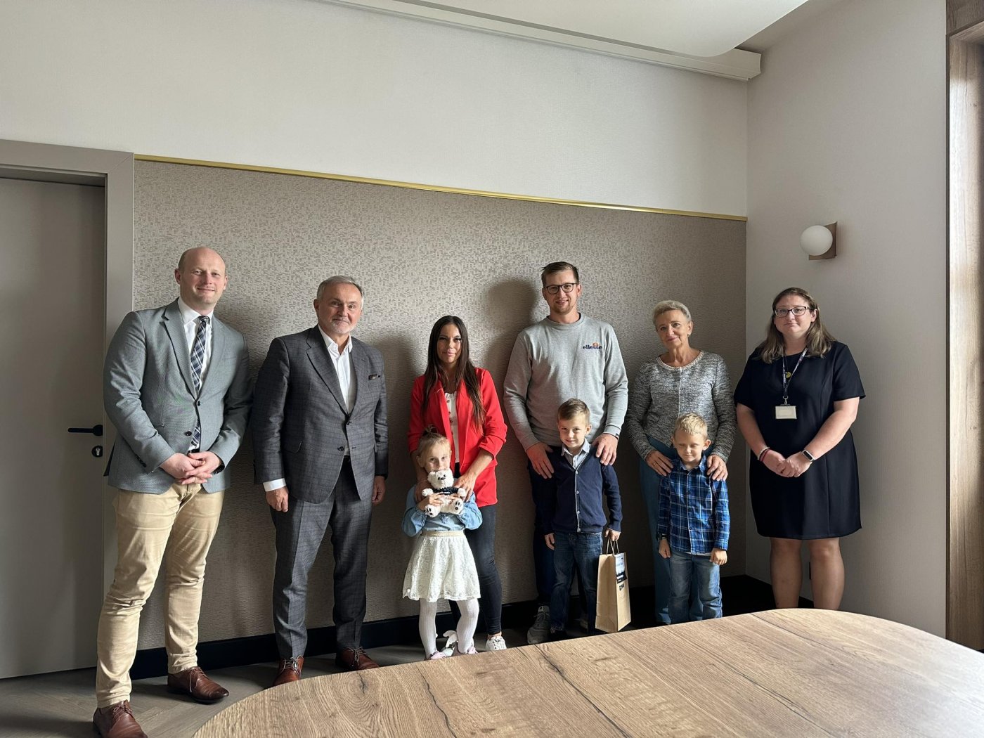 Wręczenie upominków dla dzieci, które obchodzą urodziny w dniu 5 lat Karty Mieszkańca.